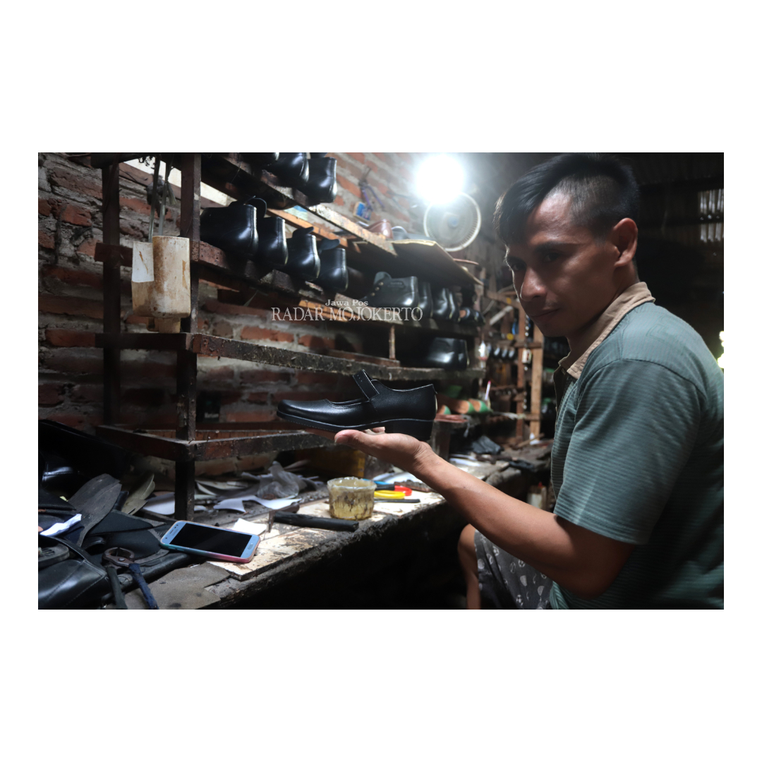 PRODUKSI MASSAL: Dusun Genengan menjadi sentra produksi alas kaki terbesar di Desa Banjaragung, Kecamatan Puri.