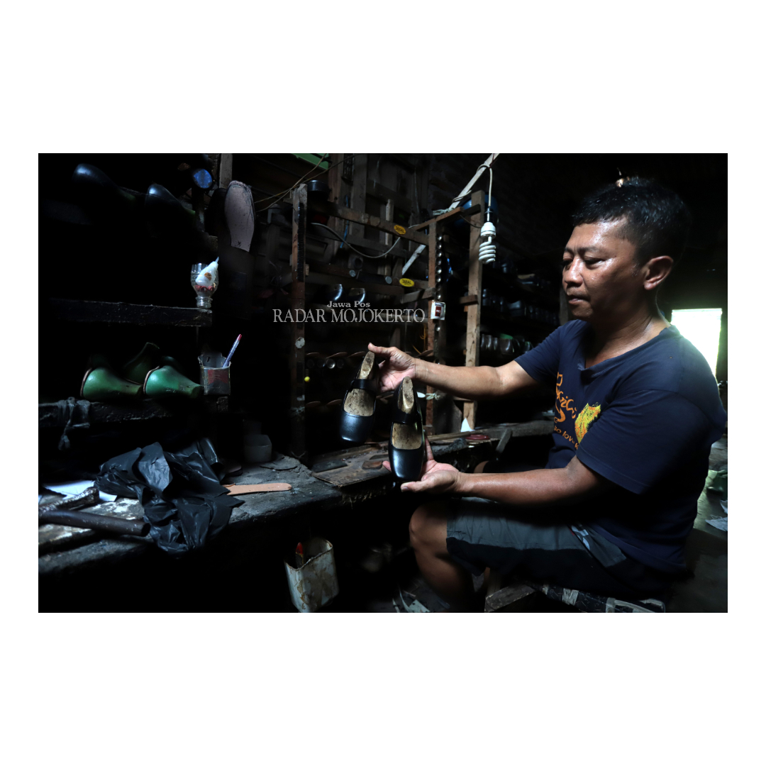 PRODUKSI MASSAL: Dusun Genengan menjadi sentra produksi alas kaki terbesar di Desa Banjaragung, Kecamatan Puri.