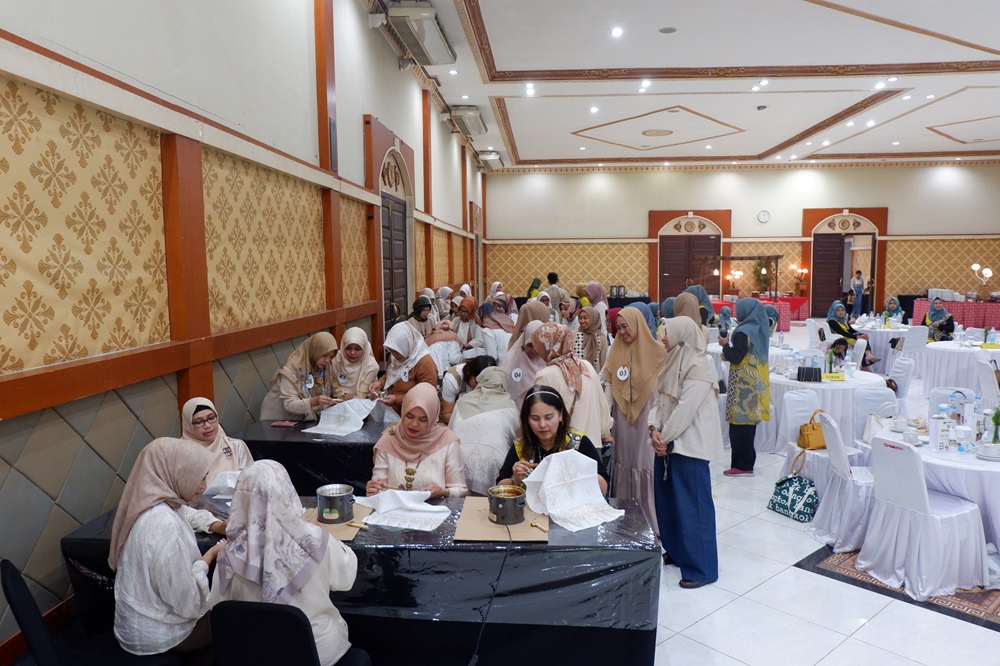 WARISAN BUDAYA: Anggota KKB Sehati BNI antusias ikut lomba batik yang digelar bertepatan dengan Hari Sumpah Pemuda, Sabtu (28/10).