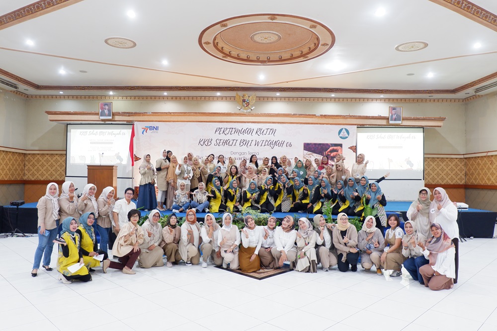 WARISAN BUDAYA: Anggota KKB Sehati BNI antusias ikut lomba batik yang digelar bertepatan dengan Hari Sumpah Pemuda, Sabtu (28/10).