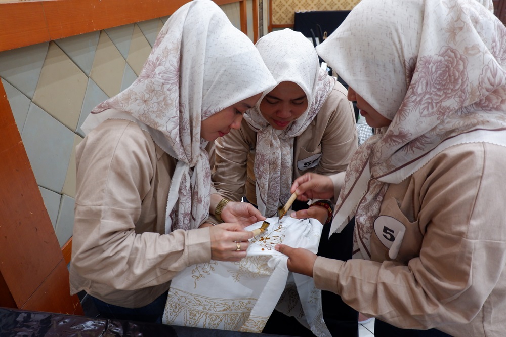 WARISAN BUDAYA: Anggota KKB Sehati BNI antusias ikut lomba batik yang digelar bertepatan dengan Hari Sumpah Pemuda, Sabtu (28/10).
