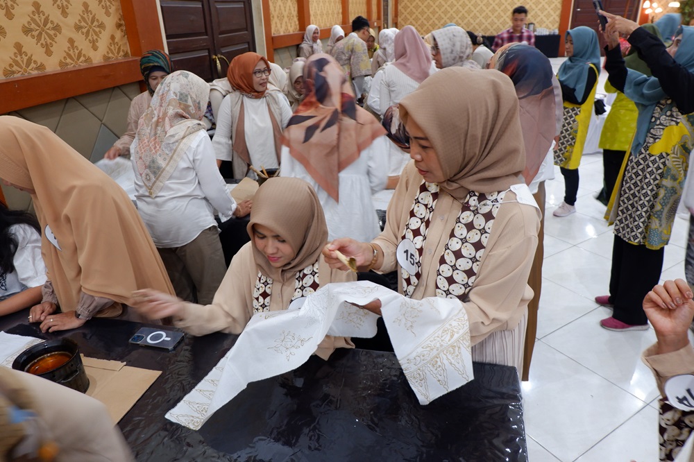 WARISAN BUDAYA: Anggota KKB Sehati BNI antusias ikut lomba batik yang digelar bertepatan dengan Hari Sumpah Pemuda, Sabtu (28/10).