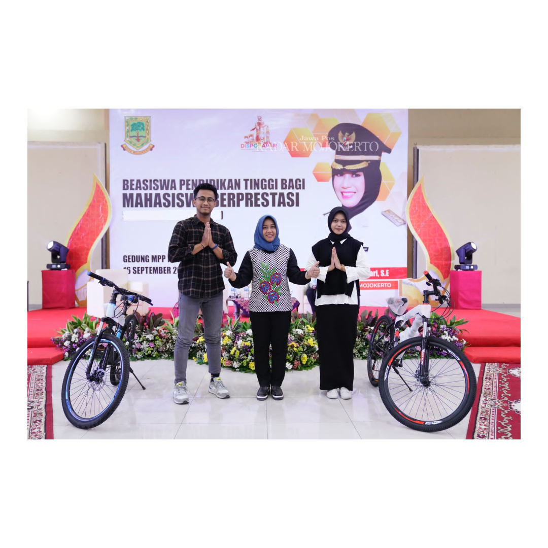GENERASI BERPRESTASI: Wali Kota Mojokerto Ika Puspitasari menyerahkan secara simbolis beasiswa pendidikan tinggi kepada mahasiswa berprestasi 2023.