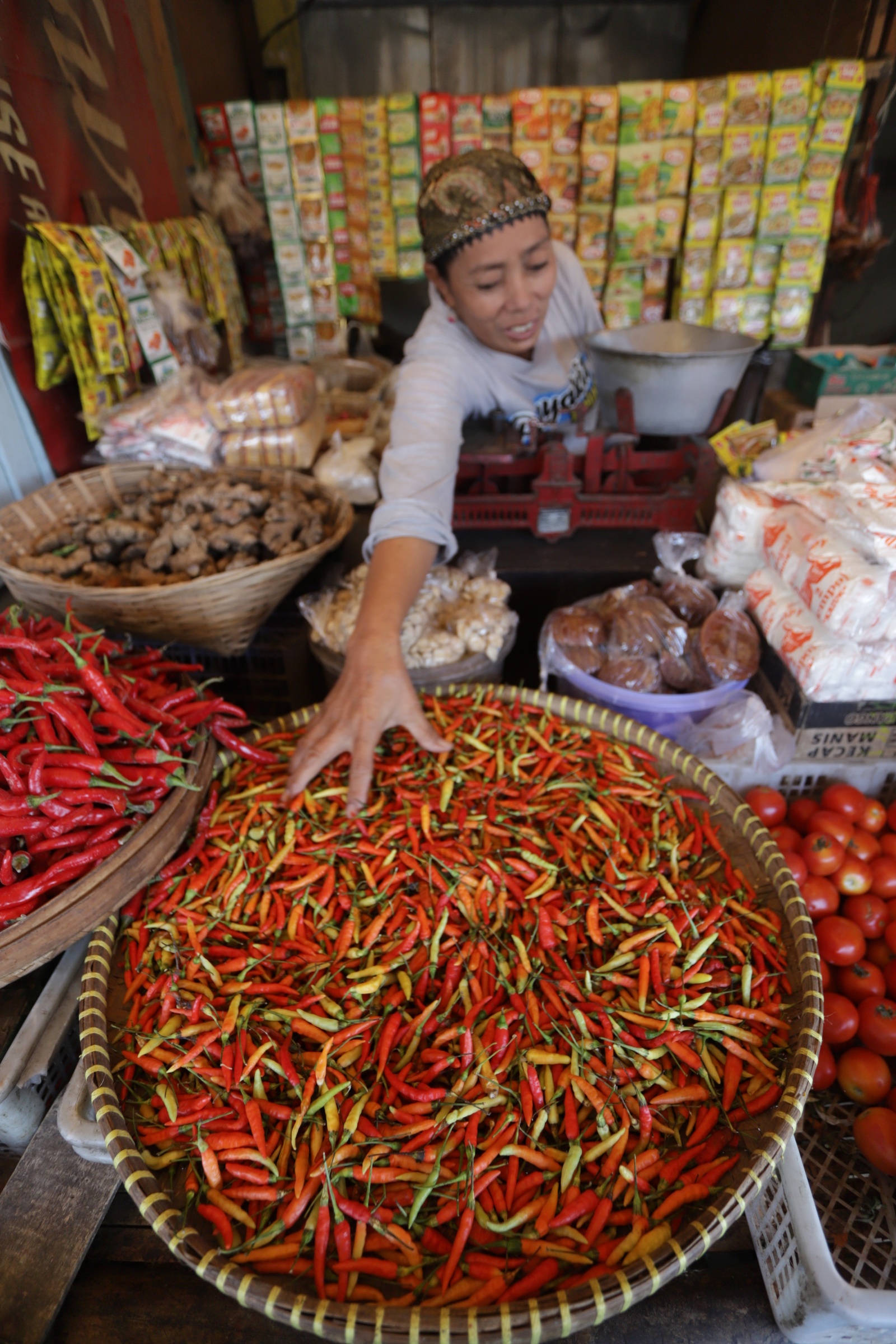 MAHAL: Pedagang menata cabai di Pasar Tanjung Anyar Kota Mojokerto, kemarin. Saropah, pedagang setempat mengatakan, harga cabai rawit saat ini mencapai Rp. 100.000/Kg.
