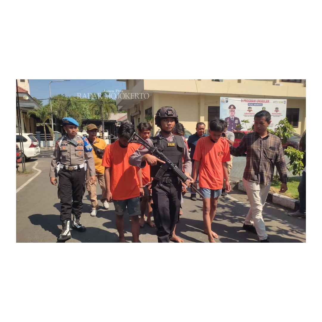 DIKELER: Para pelaku penyerangan anggota perguruan silat di Kutorejo dikeler petugas saat konferensi pers di Mapolres, Kamis (2/11).