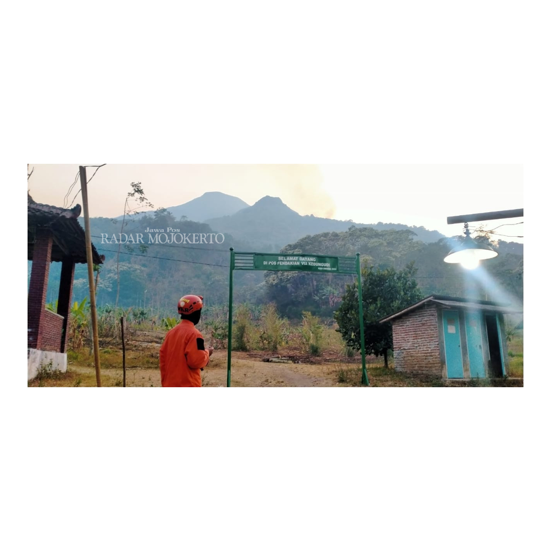 BELUM BERAKHIR: Asap putih masih terpantau mengepul di gunung Sarang Kelapa sebagai anak gunung Penanggungan di Desa Kedungudi Kecamatan Trawas kemarin.
