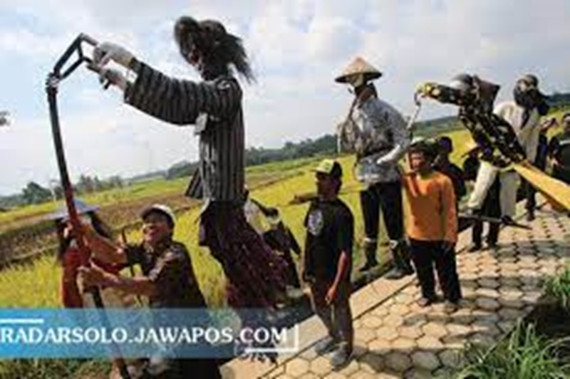 ANGKAT POTENSI: Pameran memedi sawah di lahan persawahan Desa Gentungan, Kecamatan Mojogedang, Minggu (19/6). Pesertanya dari segala umur.