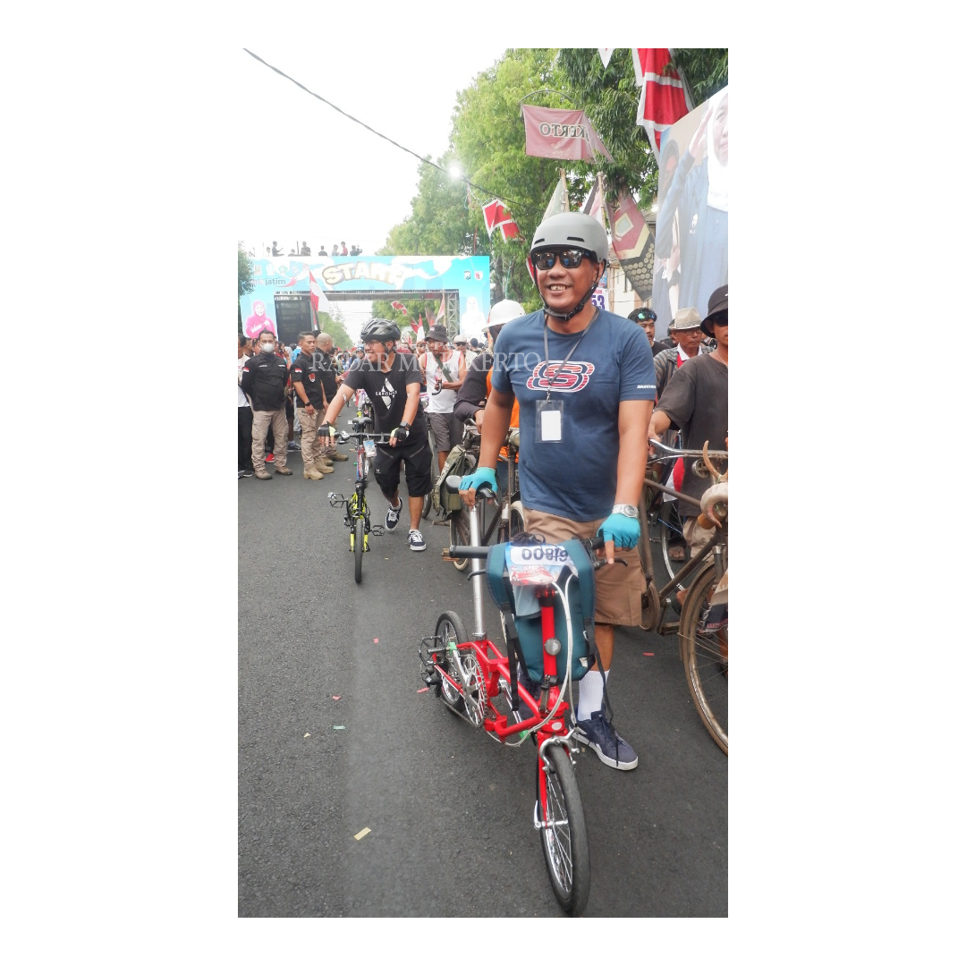 JAGA SILATURAHMI: Pesepeda mini (minitrek) turut serta mendampingi komunitas sepeda kuno di Gerak Jalan Perjuangan (GJP) Mojokerto-Surabaya (Mojosuro), kemarin.