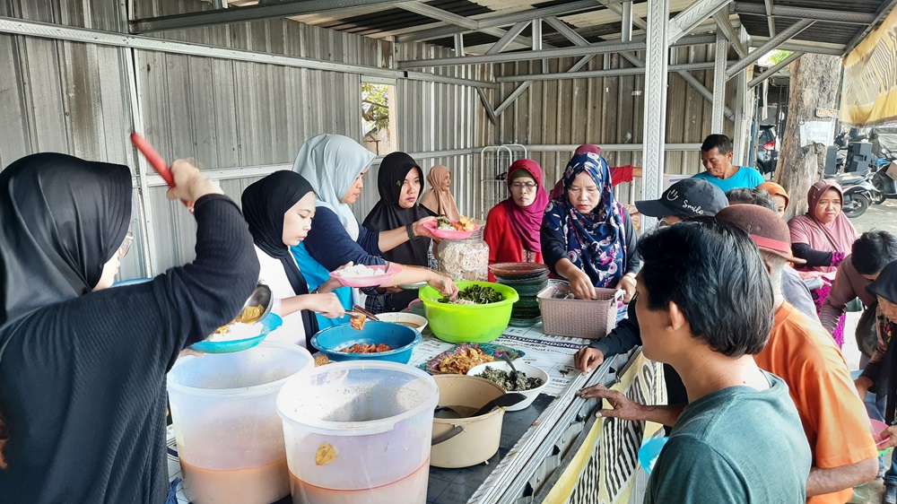 RAMAI: Pengunjung Warung Jumat Berkah di Jalan Ngranggon, Desa Ngrowo, Kecamatan Bangsal saat mengantre sarapan gratis, Jumat (3/11).