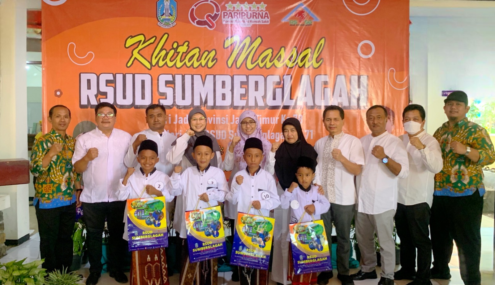 BAROKAH: Pemberian santunan dan perlengkapan khitan secara simbolis oleh jajaran manajemen RSUD Sumberglagah.