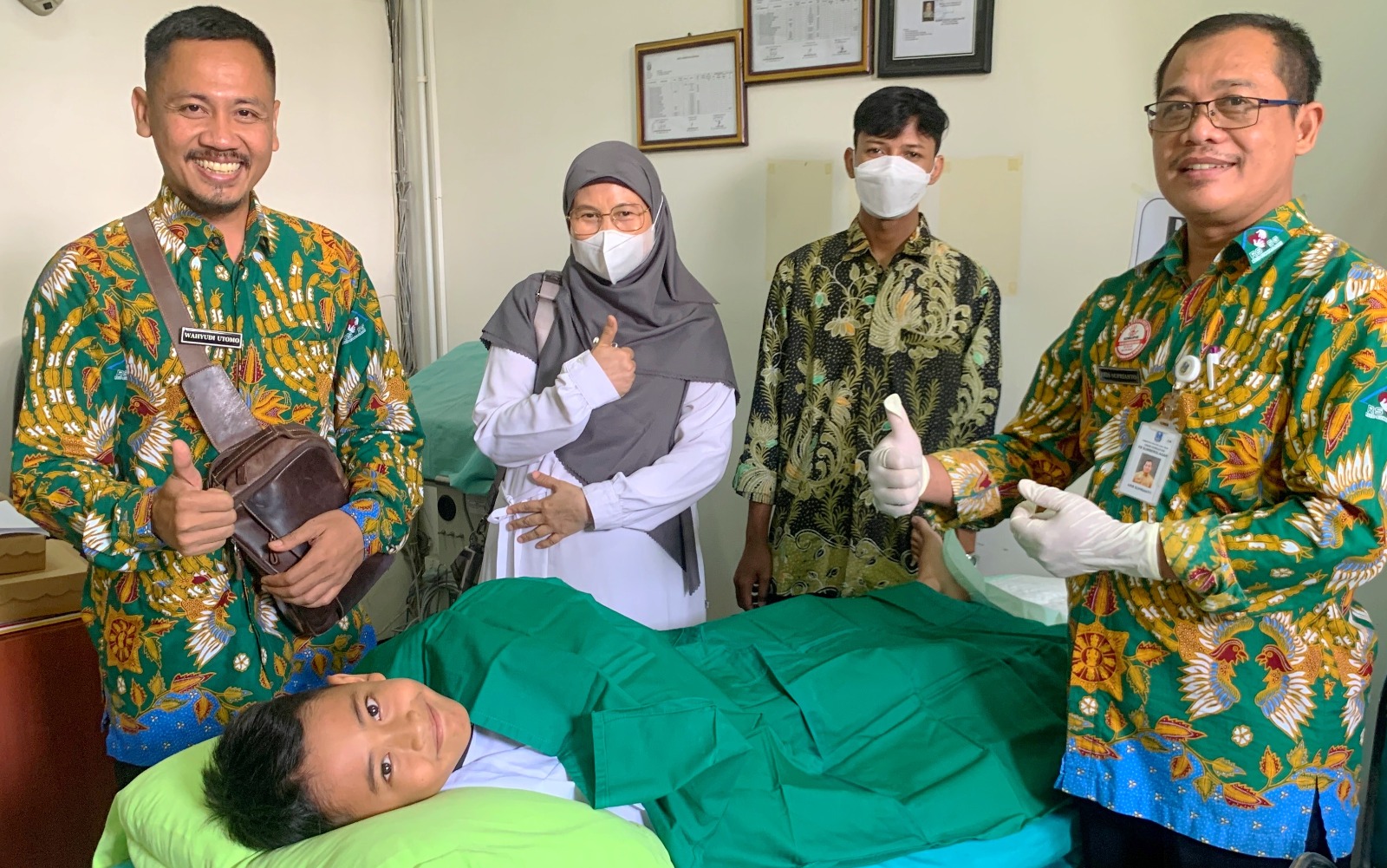 AKSI SOSIAL: Direktur RSUD Sumberglagah drg Shinta Sawitri. M.Kes menemani salah satu peserta khitan.