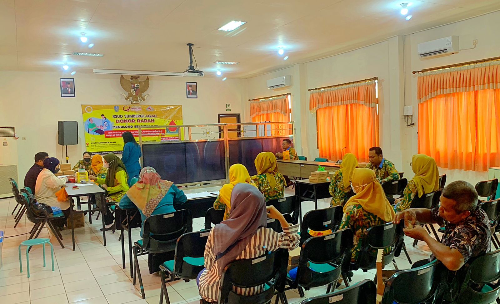PEDULI SESAMA: Suasana kegiatan donor darah di RSUD Sumberglagah.
