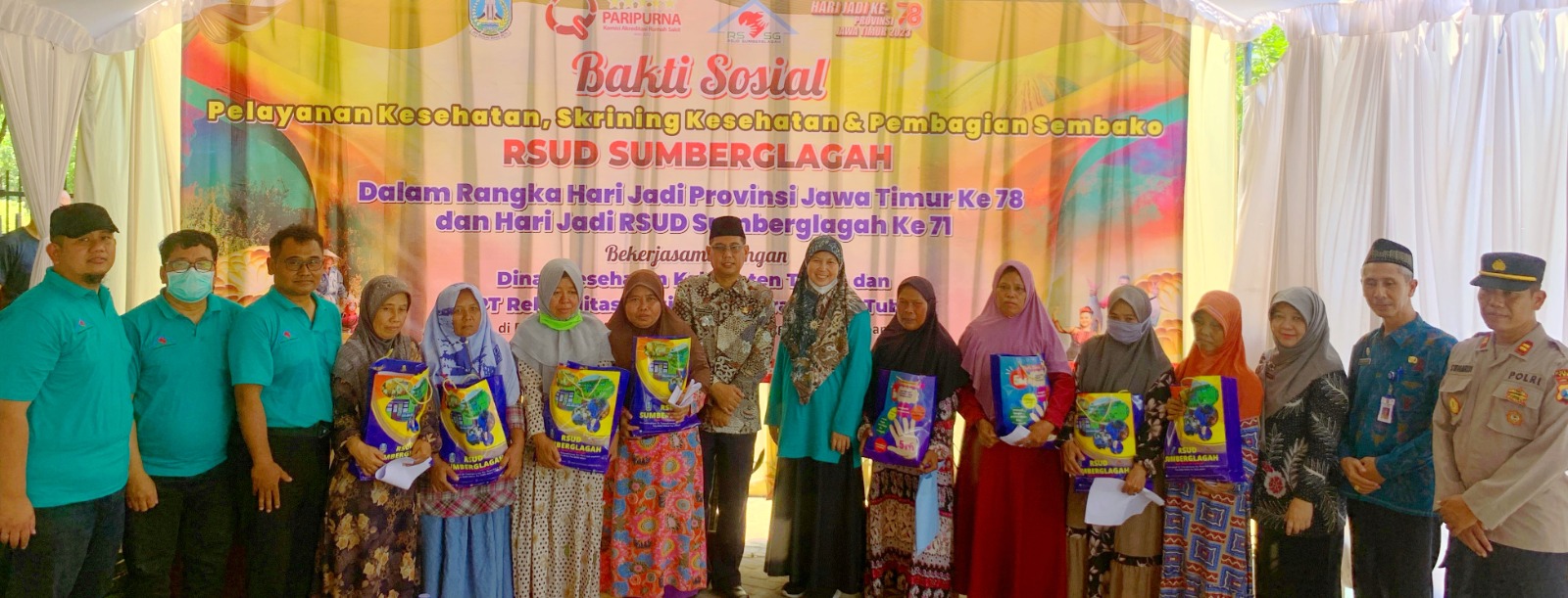 PROMOTIF: Proses pelayanan dan skrining kesehatan serta pembagian sembako bagi Warga Dusun Nganget, Desa Singgahan, Kecamatan Kedung Jambe, Tuban.