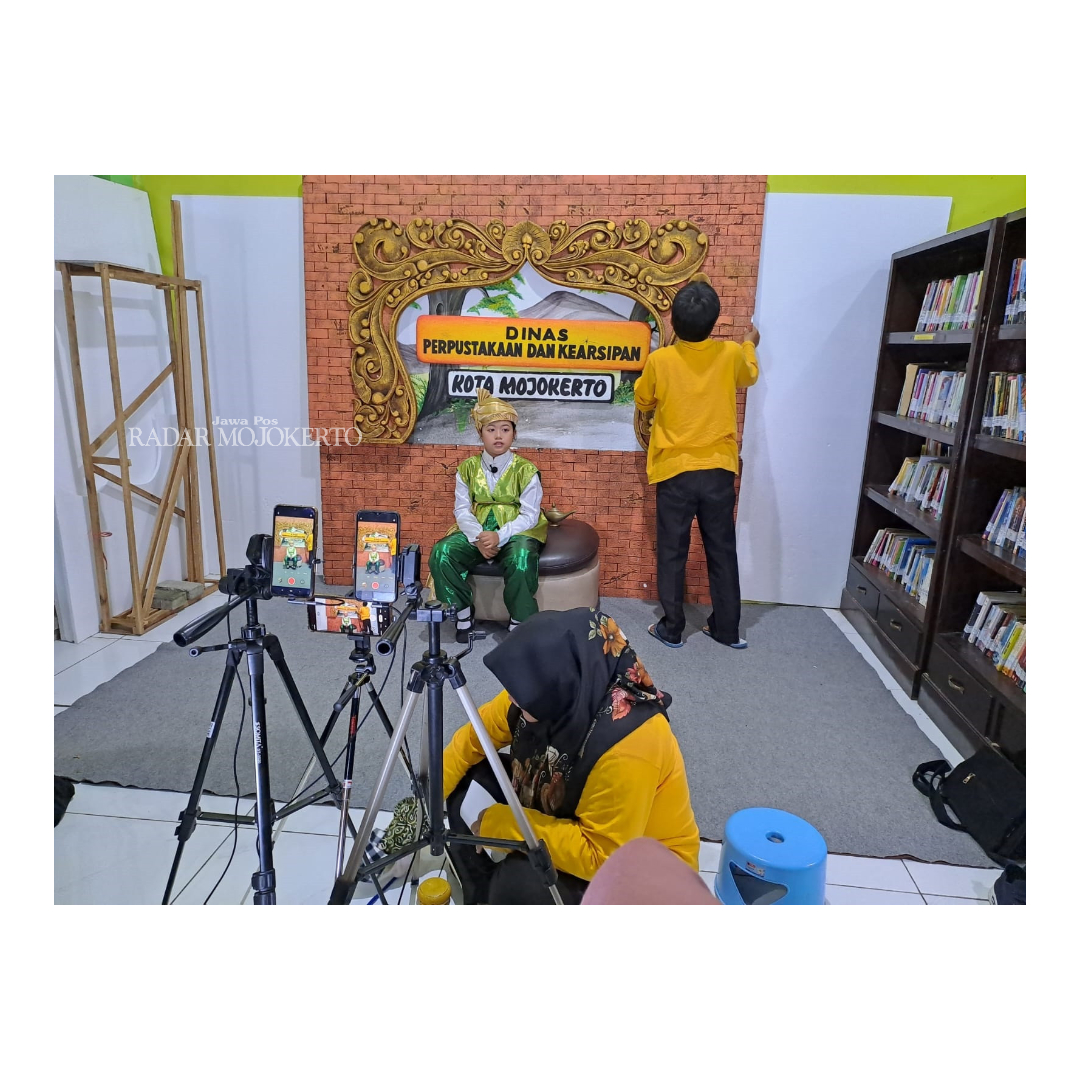 STORY TELLING: Salah satu peserta didik menjadi pengisi program Komoline di Dispusip Kota Mojokerto.