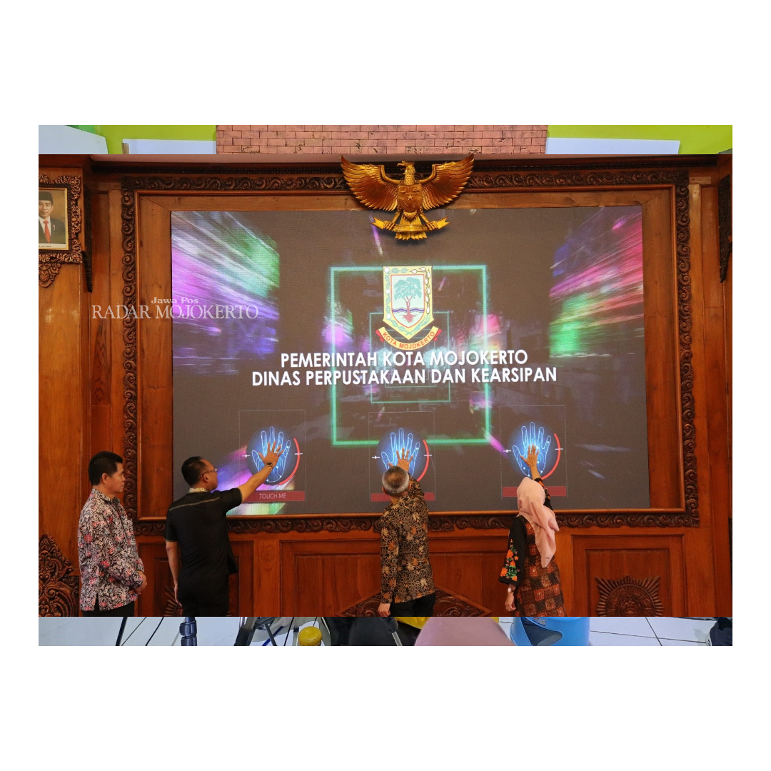 BERBASIS ELEKTRONIK: Sekdakot Gaguk Tri Prasetyo saat me-launching aplikasi Srikandi di Sabha Mandala Madya, Balai Kota Mojokerto.