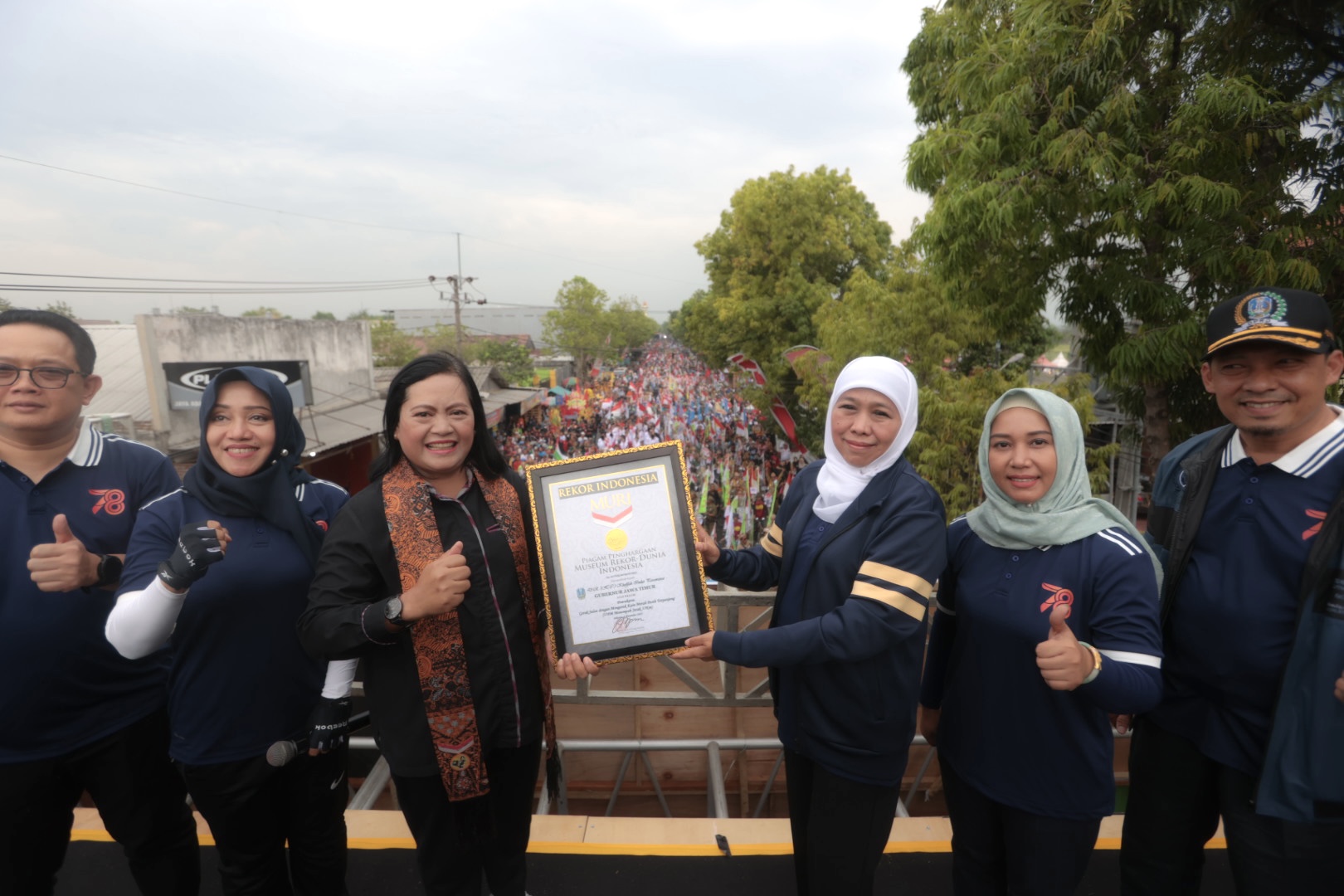 REKOR BARU: Gubernur Jawa Timur, Khofifah Indar Parawansa menerima penghargaan dari perwakilan MURI sebelum pemberangkatan Gerak Jalan Mojokerto-Surabaya (GMS) di lapangan Surodinawan Kota Mojokerto,