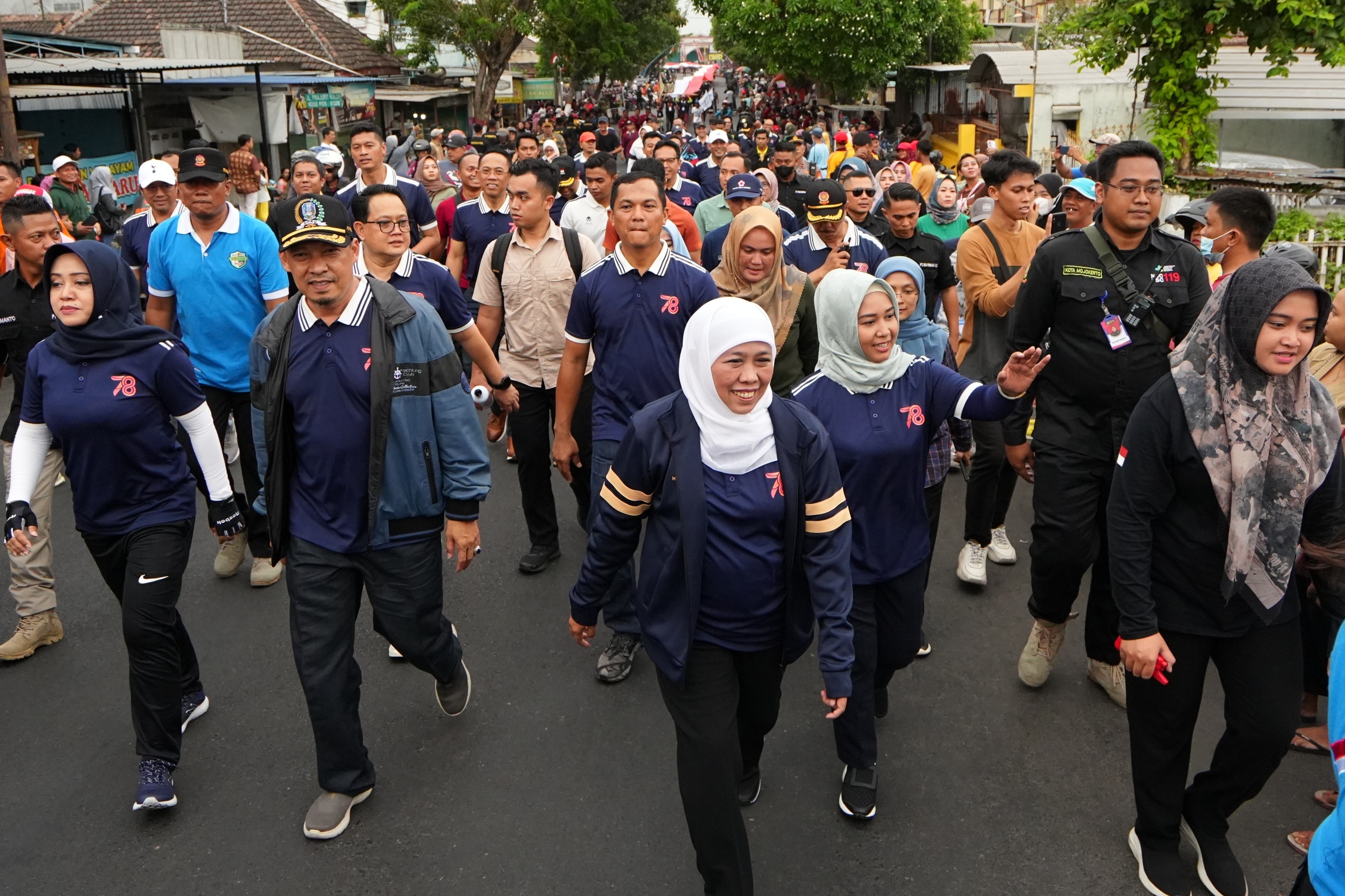 KOMPAK: Gubernur Jatim Khofifah Indar Parawansa bersama Wali Kota, Ika Puspitsari dan Bupati Ikfina Fahmawati menyapa warga saat jalan bersama peserta Gerak Jalan Mojokerto-Surabaya (GMS) 2023.