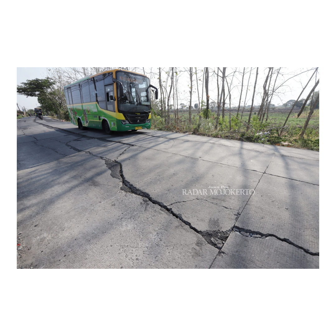 MENGANGA: Kondisi jalan cor di Jalan Raya Gumbik Kecamatan Dawarblandong, Senin (30/10). Meski sudah dilalui bus Trans Jatim koridor III, pemerintah belum melakukan perbaikan kerusakan jalan.