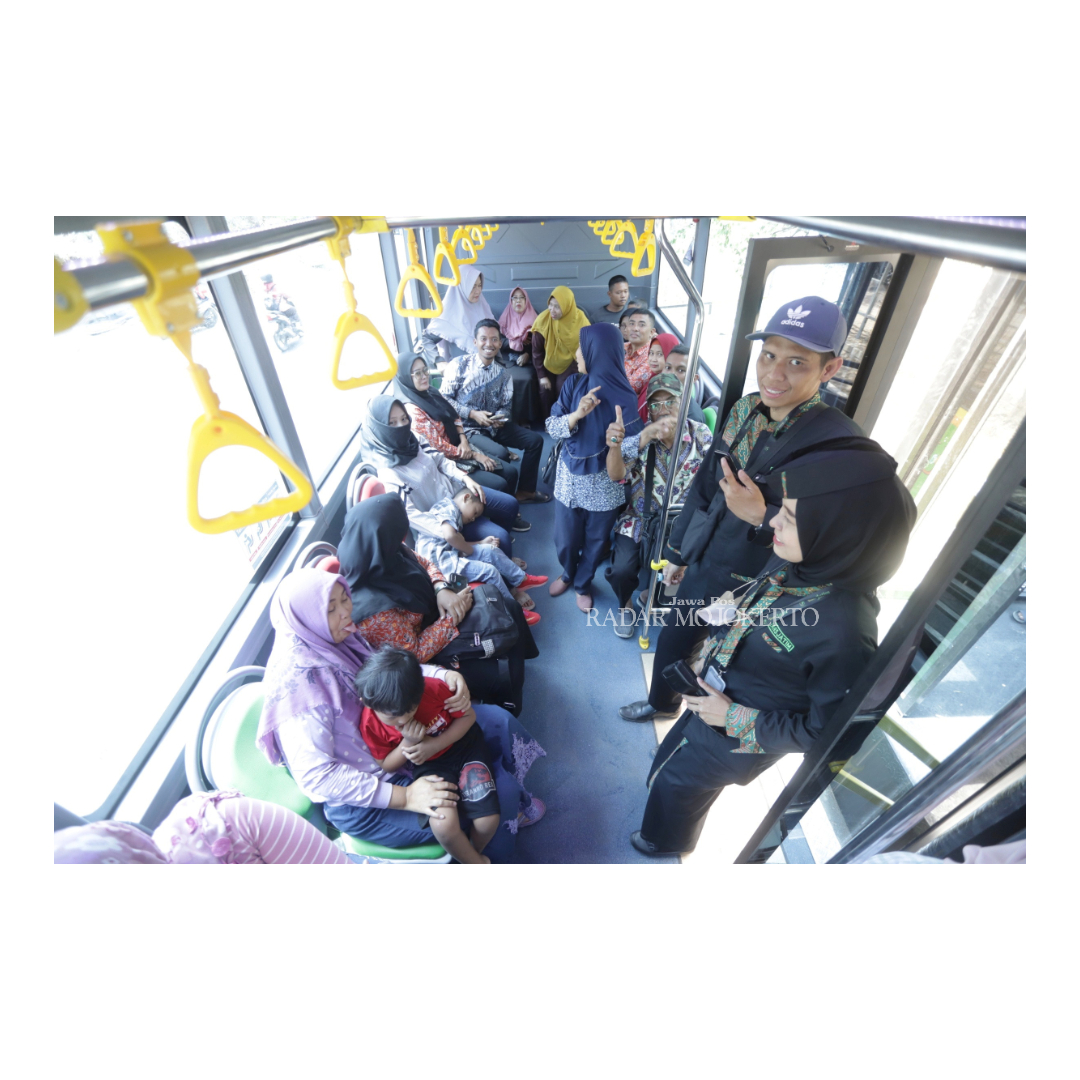 PENUH: Kondisi bus trans Jatim koridor III dipenuhi penumpang.
