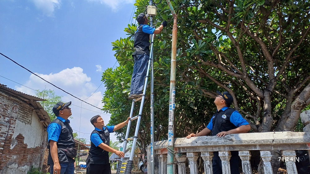 KONTROL: Kepala Desa Pungging, Paiman dan Ketua BUMDes Sejahtera Pungging, Riwayat Harjono serta anggota sedang mengecek akses jaringan BSP.Net.