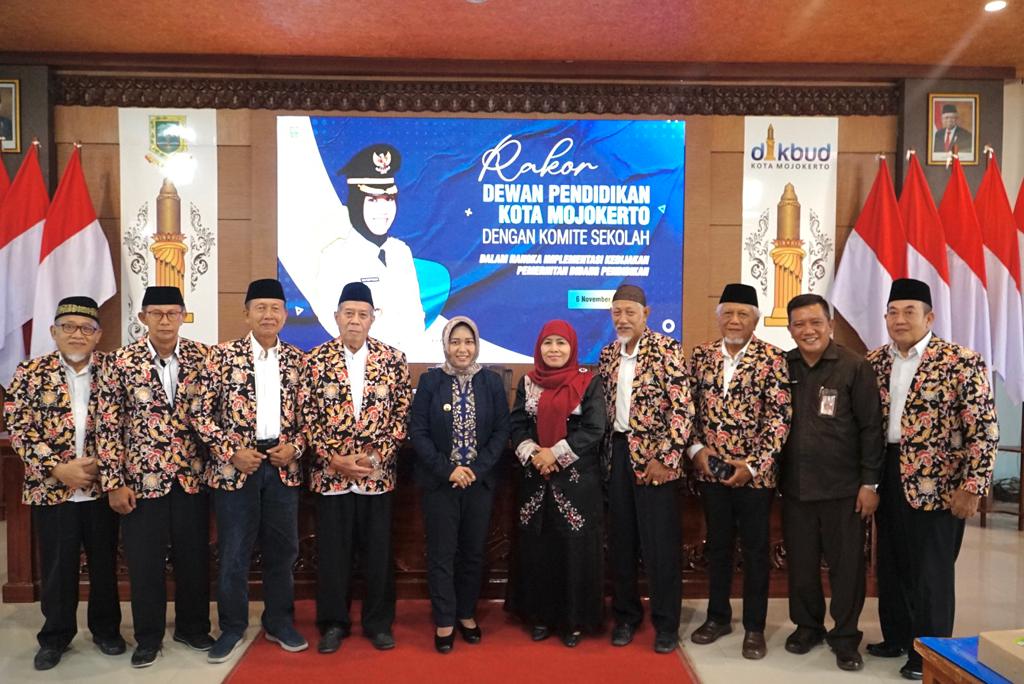 PENDIDIKAN: Wali Kota Mojokerto Ika Puspitasari saat memaparkan capaian SPM bidang pendidikan saat rakor Dewan Pendidikan dan Komite Sekolah di Aula Dikbud Kota Mojokerto.