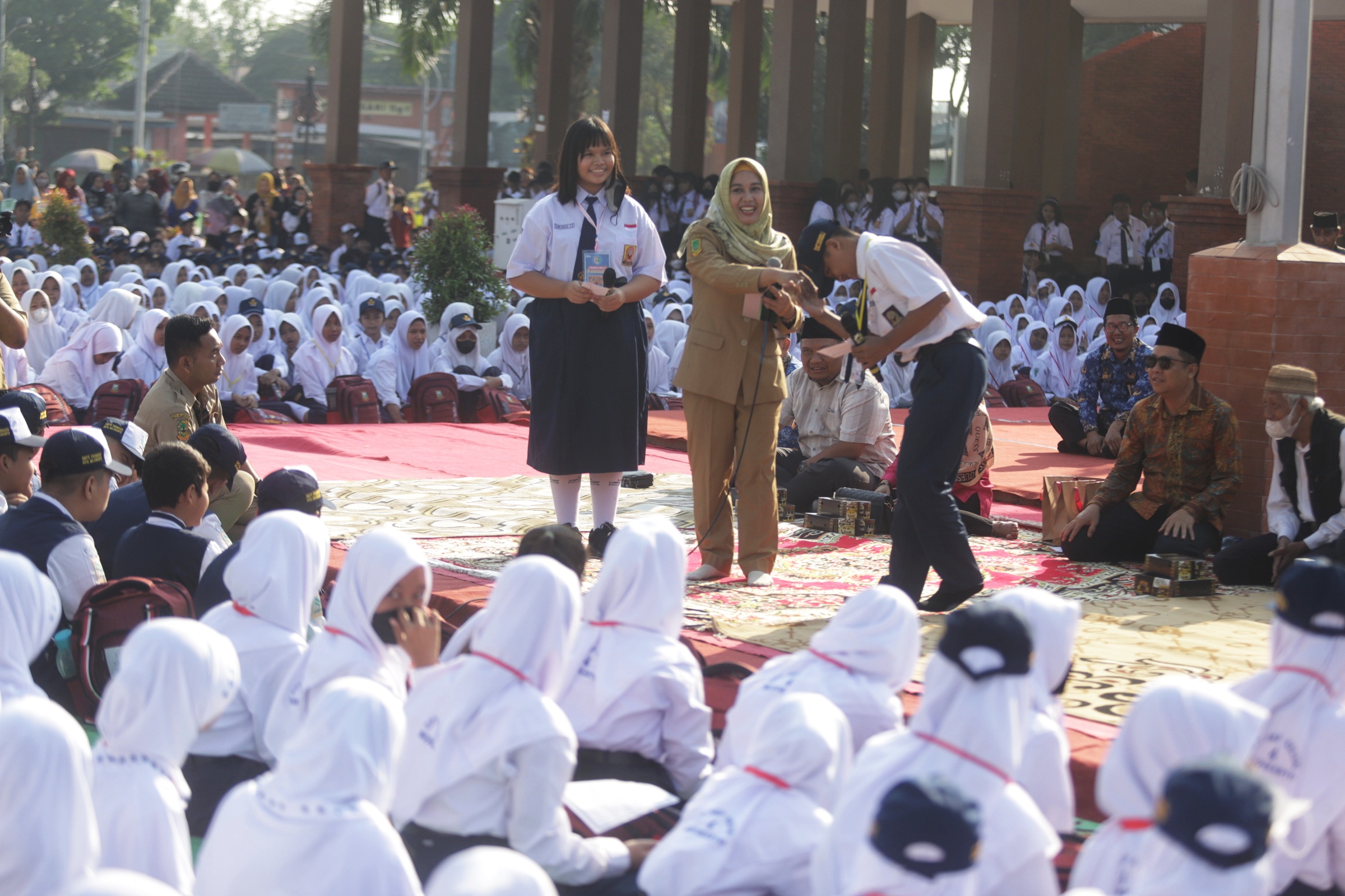 Wali Kota Mojokerto Ika Puspitasari memberikan arahan saat MPLS bersama di Alun-Alun Wiraraja Kota Mojokerto.