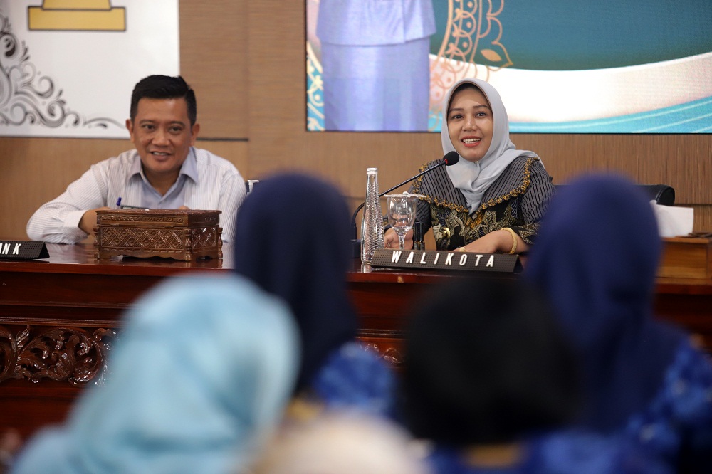 Wali Kota Mojokerto Ika Puspitasari didampingi Kadikbud Kota Mojokerto Amin Wachid.