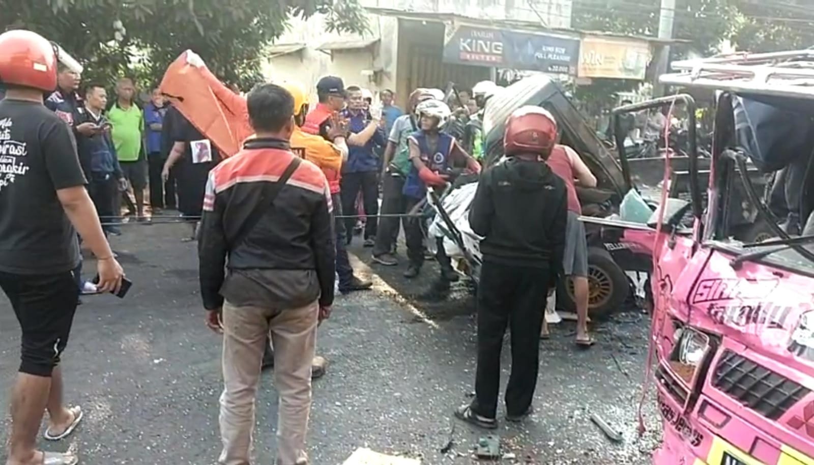 DIEVAKUASI: Petugas PMI Kabupaten Mojokerto bersama relawan mengevakuasi jasad korban tewas ke RSUD dr Wahidin Sudiro Husodo Kota Mojokerto untuk divisum, Rabu (8/11).
