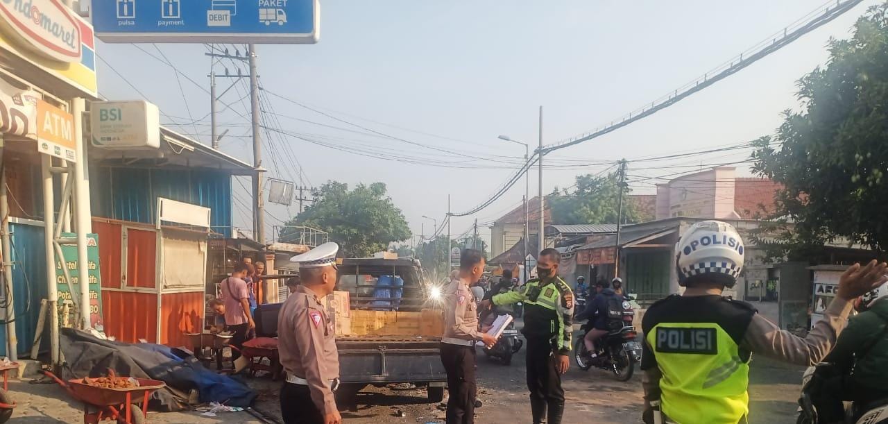 PENANGANAN: Petugas Satlantas Polres Mojokerto melakukan olah TKP kecelakaan antar mobil pikap di Jalan Raya Dusun Teras, Desa Tambakagung, Kecamatan Puri, Rabu (8/11).