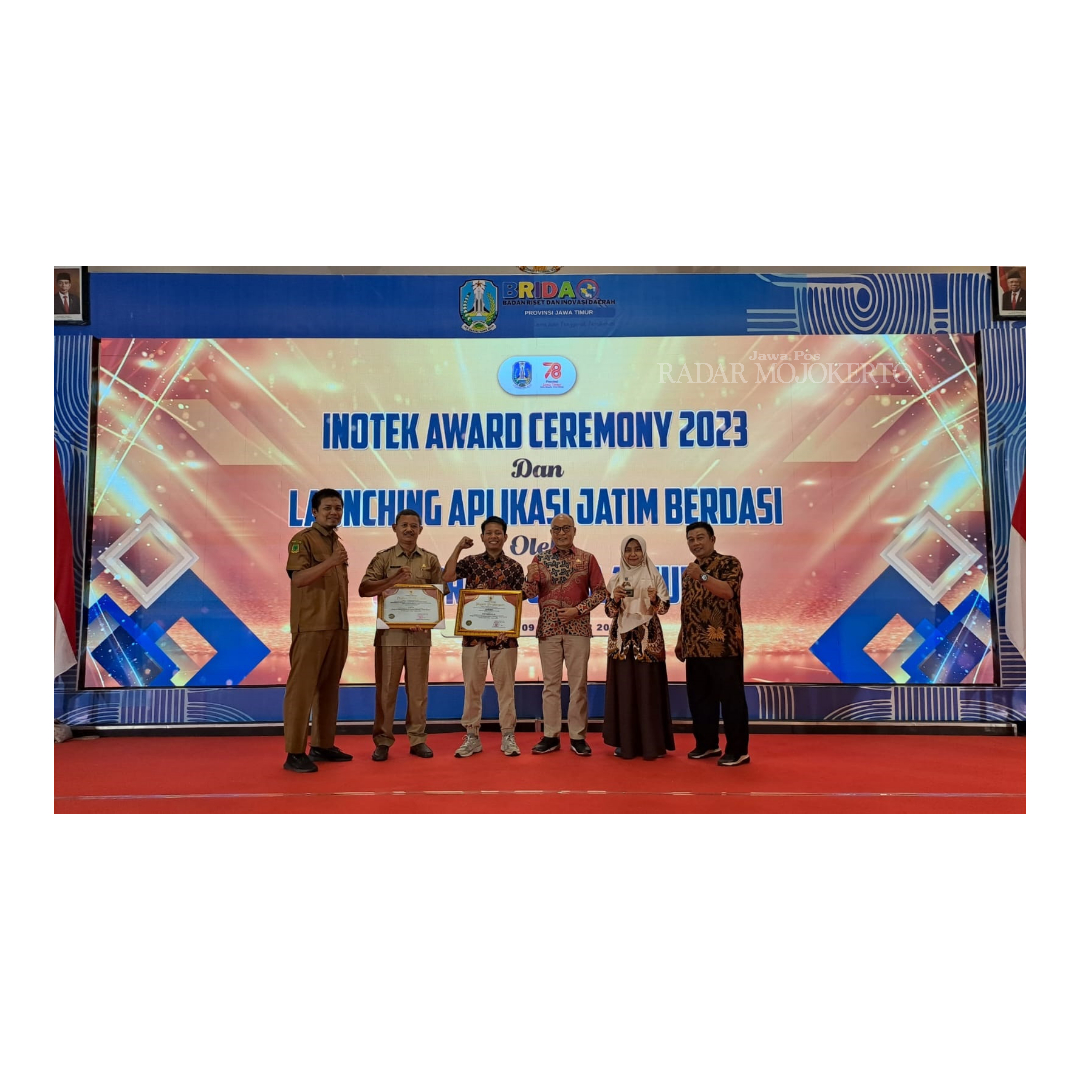 PRESTASI: Plt Kepala BPKPD Riyanto dan Kepala Bappeda Litbang Agung Moeljono menerima penghargaan Inotek Award Jatim 2023. BAJAK SAMBEL TERASI masuk 15 besar kategori inovasi daerah.