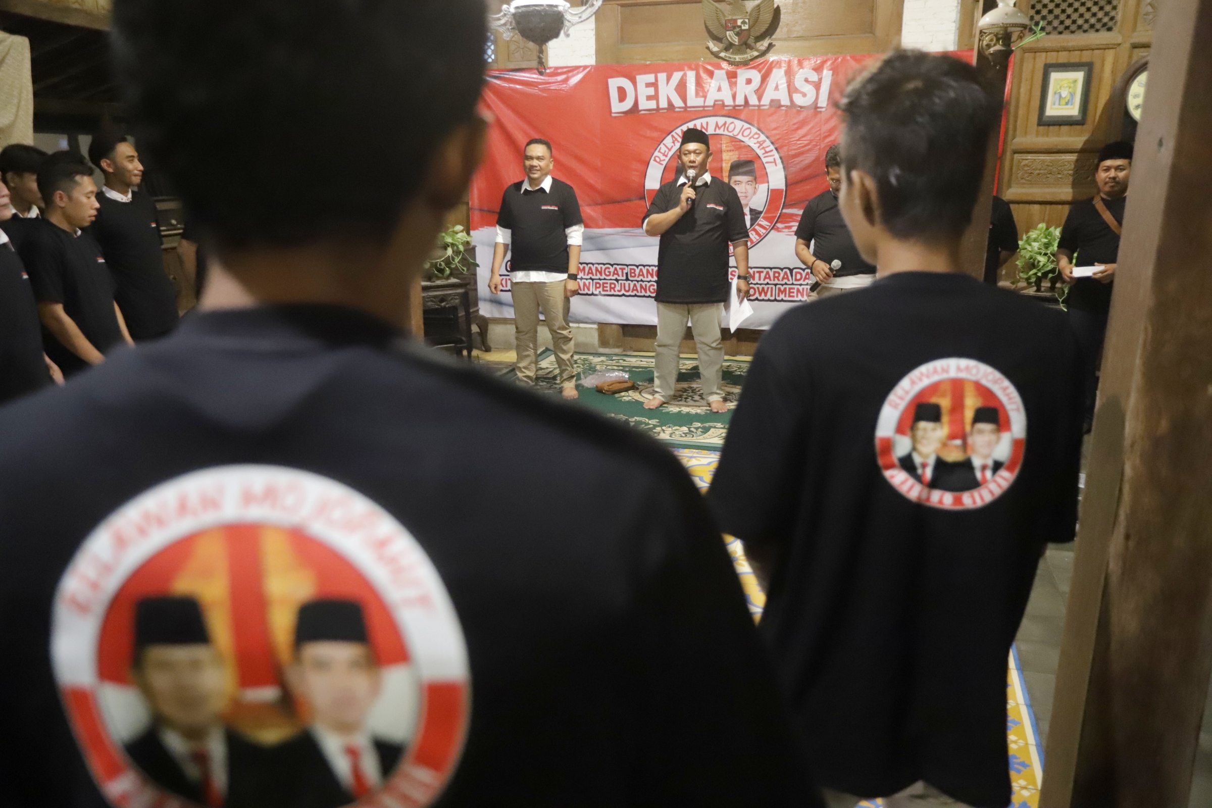 DEKLARASI: Ratusan pendukung Prabowo-Gibran yang tergabung dalam Relawan Mojopahit melakukan deklarasi di rumah makan Seloaji Trowulan Mojokerto, Rabu (08/11).