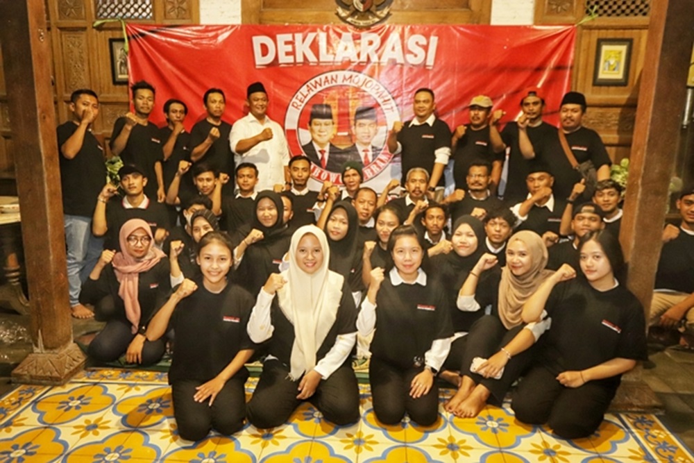 DEKLARASI: Ratusan pendukung Prabowo-Gibran yang tergabung dalam Relawan Mojopahit melakukan deklarasi di rumah makan Seloaji Trowulan Mojokerto, Rabu (08/11).