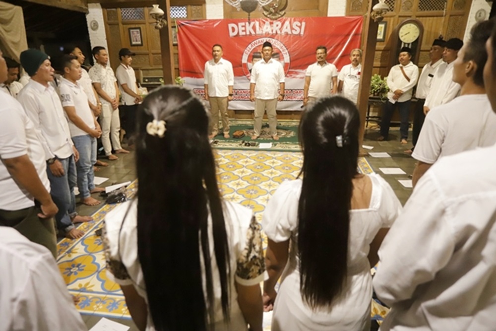 DEKLARASI: Ratusan pendukung Prabowo-Gibran yang tergabung dalam Relawan Mojopahit melakukan deklarasi di rumah makan Seloaji Trowulan Mojokerto, Rabu (08/11).