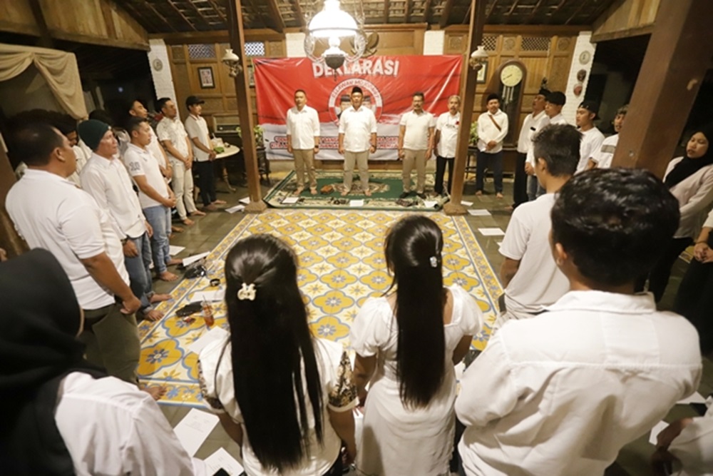 DEKLARASI: Ratusan pendukung Prabowo-Gibran yang tergabung dalam Relawan Mojopahit melakukan deklarasi di rumah makan Seloaji Trowulan Mojokerto, Rabu (08/11).