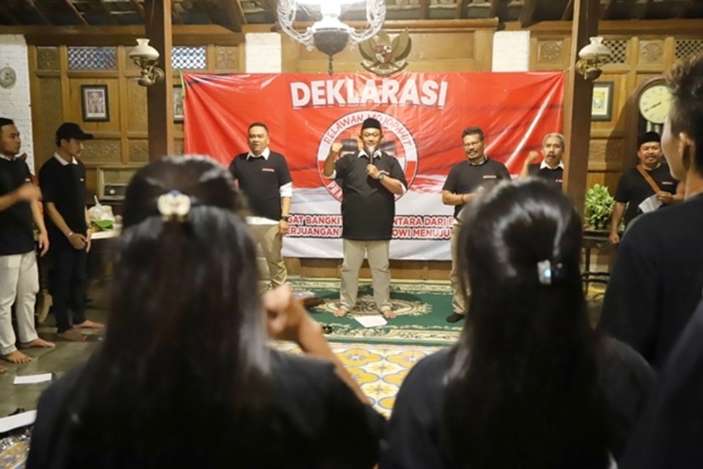 DEKLARASI: Ratusan pendukung Prabowo-Gibran yang tergabung dalam Relawan Mojopahit melakukan deklarasi di rumah makan Seloaji Trowulan Mojokerto, Rabu (08/11).