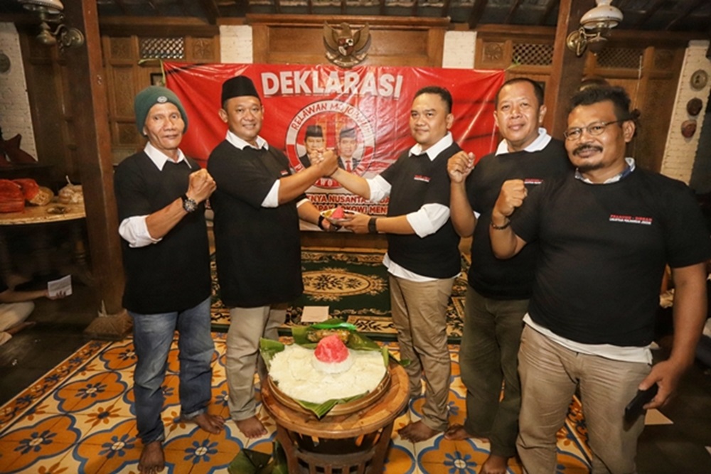 DEKLARASI: Ratusan pendukung Prabowo-Gibran yang tergabung dalam Relawan Mojopahit melakukan deklarasi di rumah makan Seloaji Trowulan Mojokerto, Rabu (08/11).