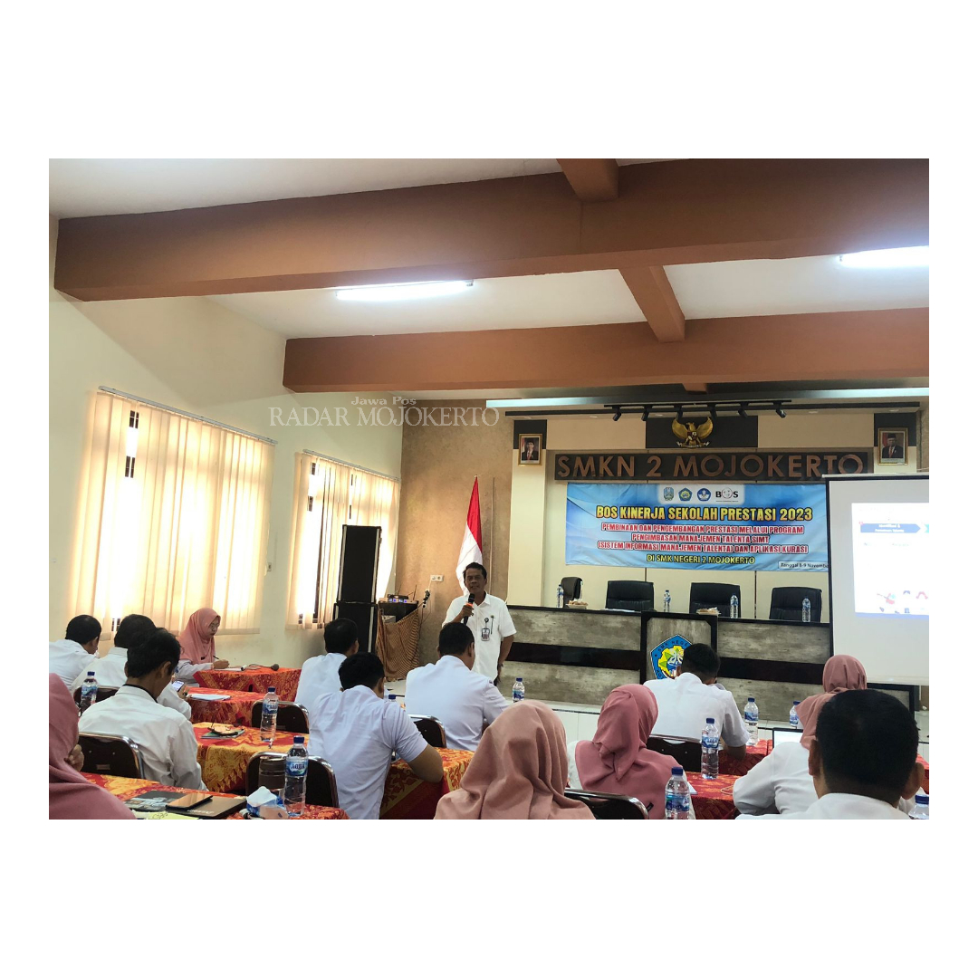 JADI NARASUMBER: Kepala SMKN 2 Mojokerto Achmad Mukhlason menyampaikan kiat-kiat menjadi sekolah berprestasi yang menjadi program pengimbasan dari Kemendikbudristek.