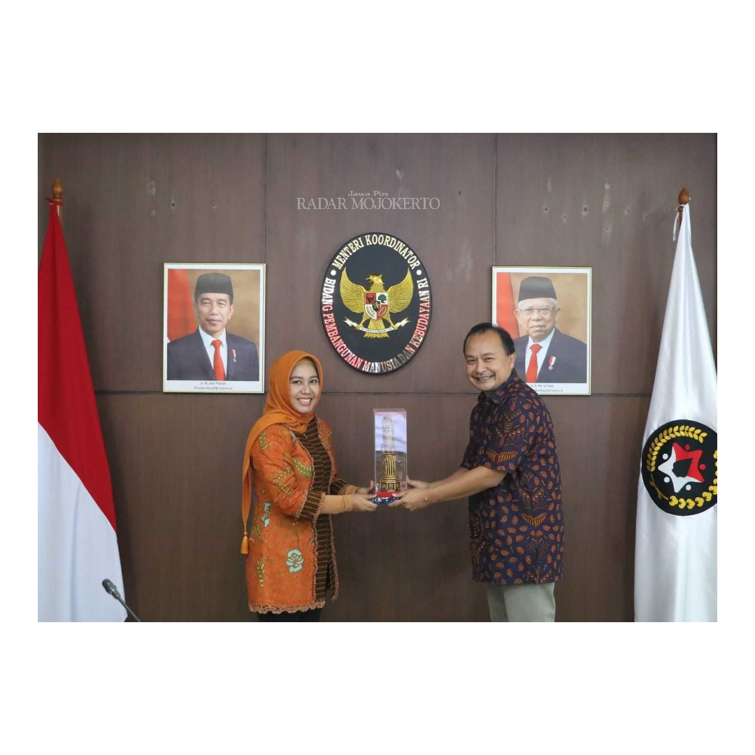 CONTOH: Wali Kota Mojokerto Ika Puspitasari menyerahkan cenderamata miniatur menara Tribuana Tunggadewi kepada Sesmenko PMK Andie Megantara usai audiensi terkait percepatan hapus kemiskinan ekstrem.