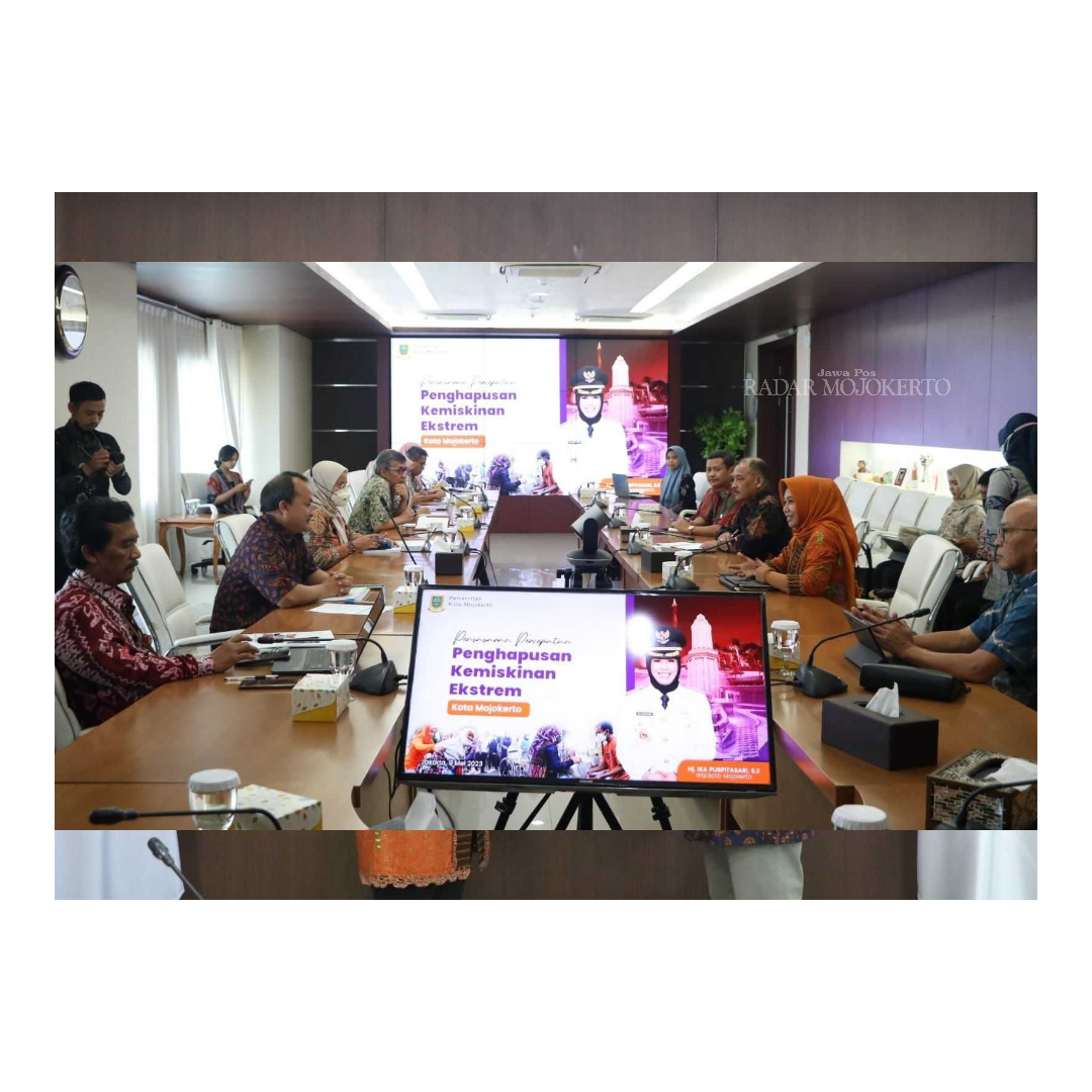 PILOT PROJECT: Wali Kota Mojokerto Ika Puspitasari saat audiensi dengan Sesmenko PMK Andie Megantara terkait percepatan penghapusan kemiskinan ekstrem.
