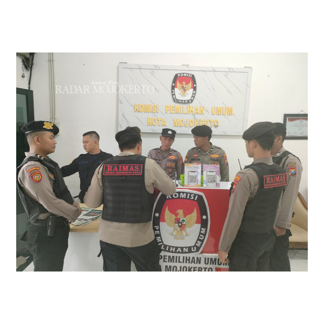 EFEKTIF: Personel Satsabhara Polres Mojokerto Kota bersiaga di kantor KPU Kota Mojokerto Jalan Pahlawan Kota Mojokerto pekan kemarin.