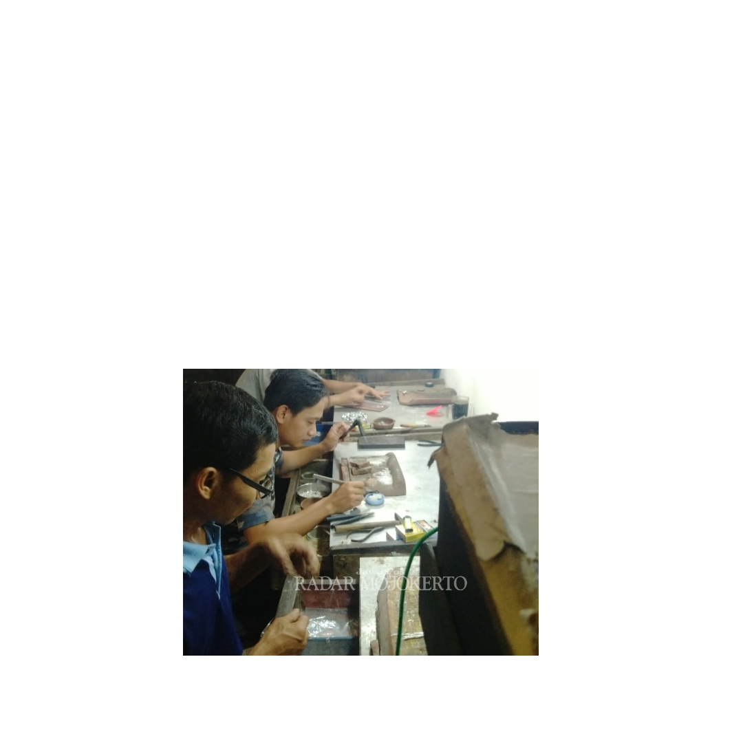 MINIM PENERUS: Perajin perak Desa Batankrajan yang hingga saat ini masih bertahan. Pemdes berencana terus mengembangkan sentra kerajinan terus dengan memperluas pemasaran.