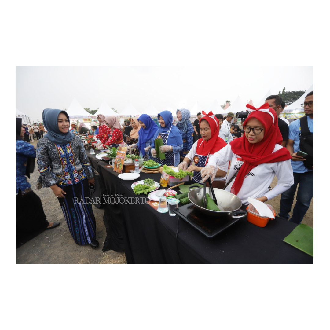 KAYA HIBURAN: Wali Kota Ika Puspitasari meninjau Festival Nasi Bakar yang juga menjadi bagian dari rangkaian Pekan Budaya Majapahit.