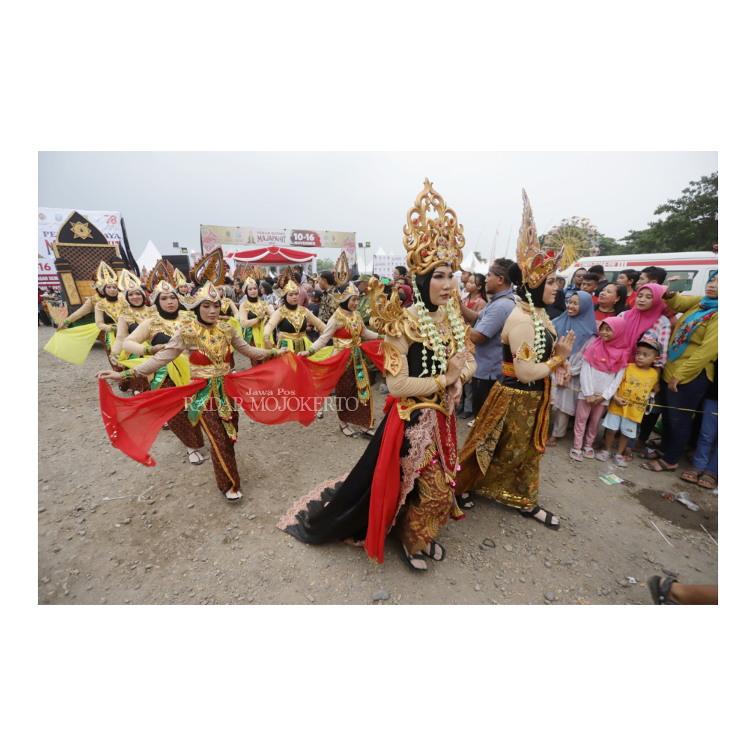 MENARIK: Peserta Kirab Budaya Majapahit diberangkatkan dari Lapangan Raden Wijaya, Kelurahan Surodinawan, Kecamatan Prajurit Kulon selepas dibukanya Pekan Budaya Majapahit.