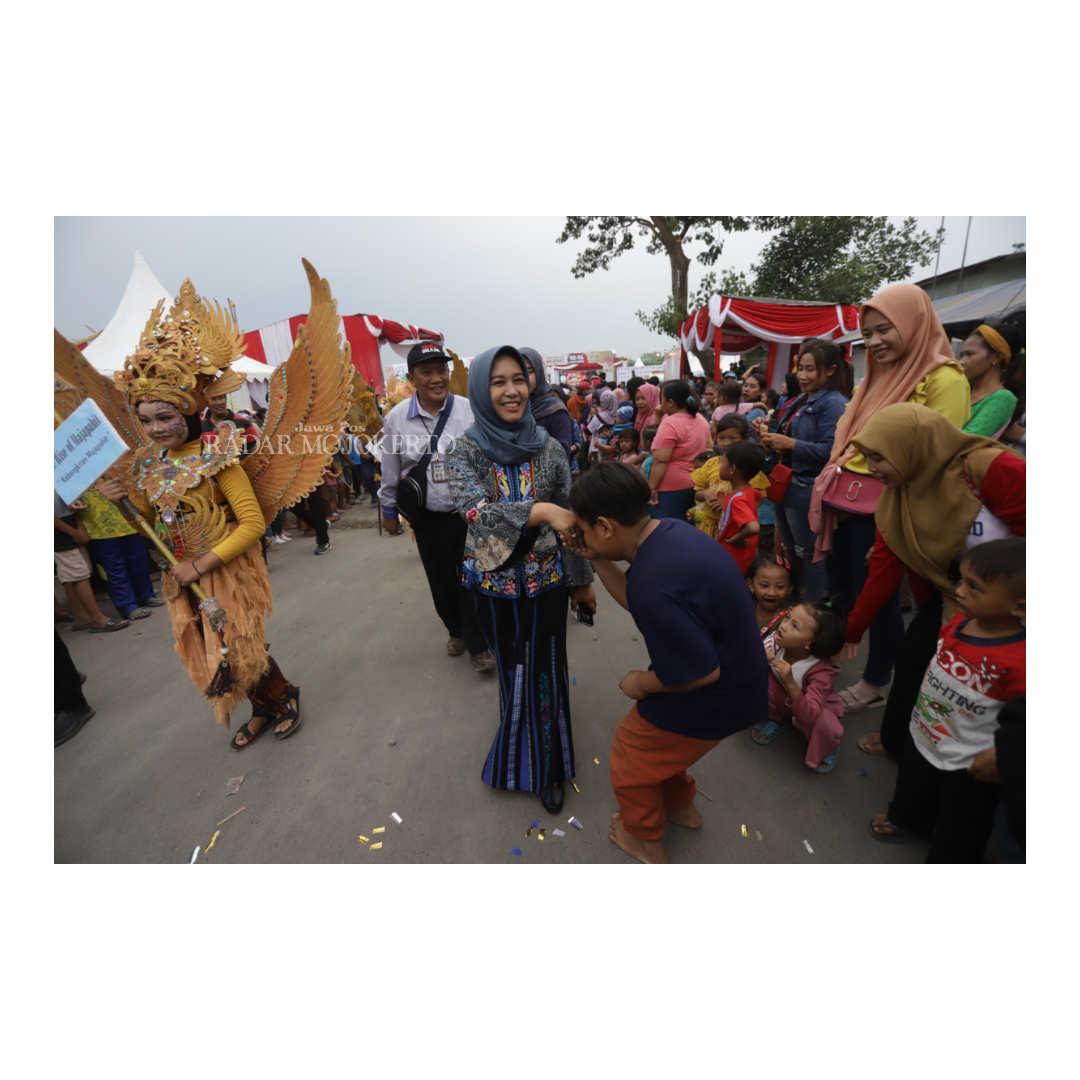 INTERAKSI: Wali Kota Mojokerto Ika Puspitasari disalami anak-anak yang datang saat kirab budaya.