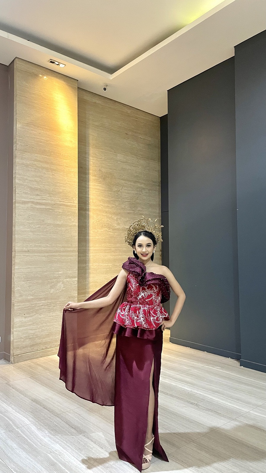 MENAWAN: Aqilla Tasya Tabina Gaeisani saat menjadi model batik kontemporer khas Kota Mojokerto.