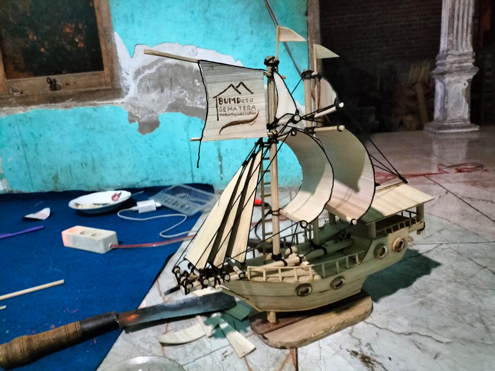 APIK: Kreasi miniatur kapal pinisi dan bungkus korek api karya Kasiyanto.