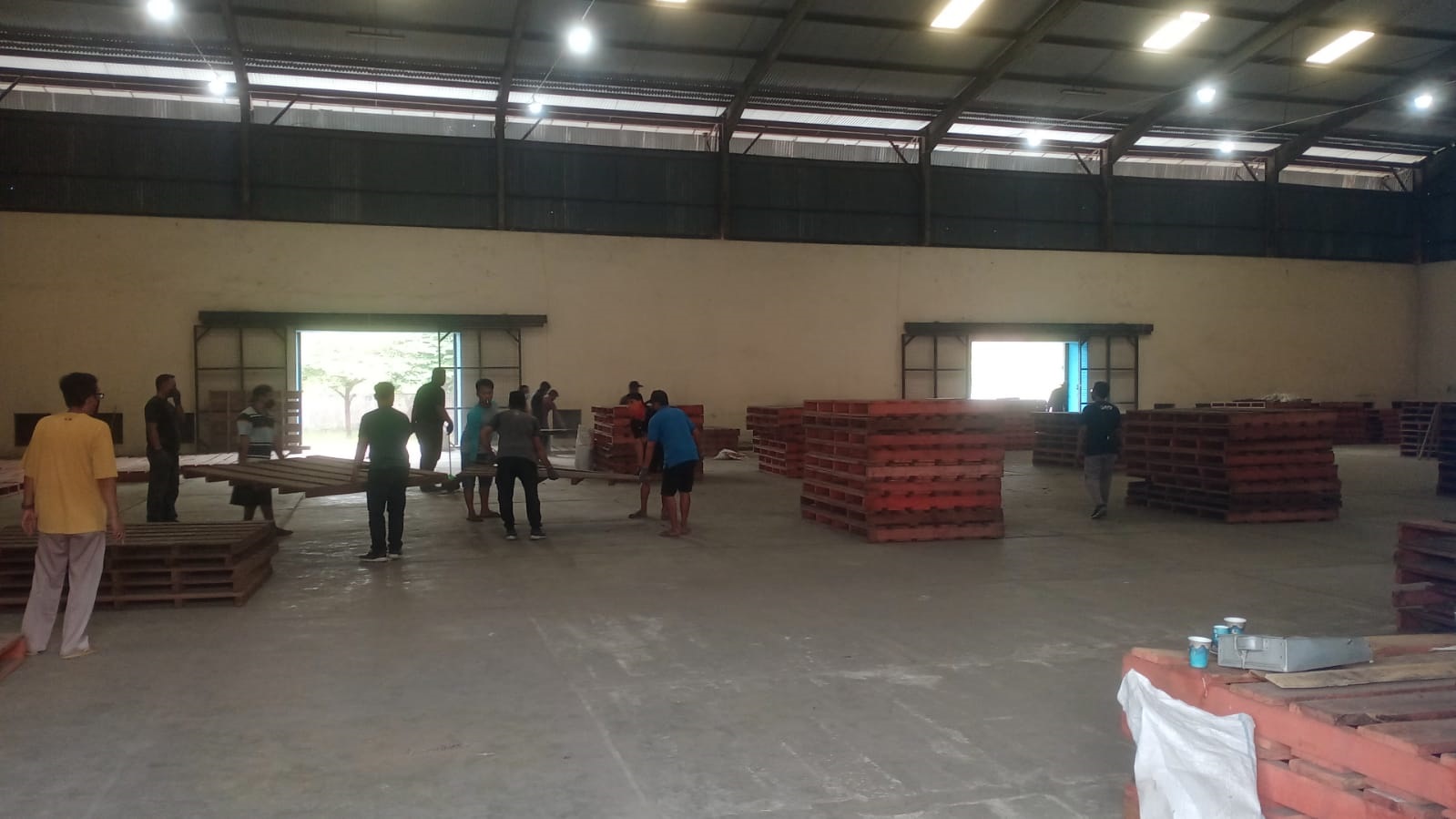 DIJAGA: Petugas KPU Kabupaten Mojokerto merapikan dan membersihkan gudang milik bulog di Jalan RA. Basuni jelang kedatangan logistik pemilu 2024.