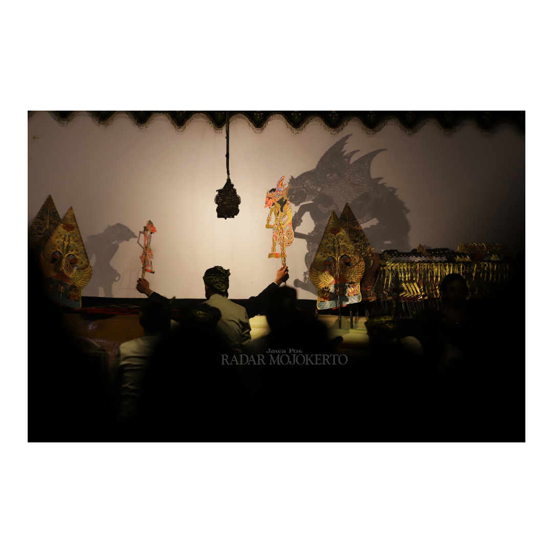SIMPAN PESAN: Pertunjukan Gelar Wayang Milenial yang dibawakan oleh dalang muda dalam acara Pekan Budaya Majapahit, Minggu (12/11).