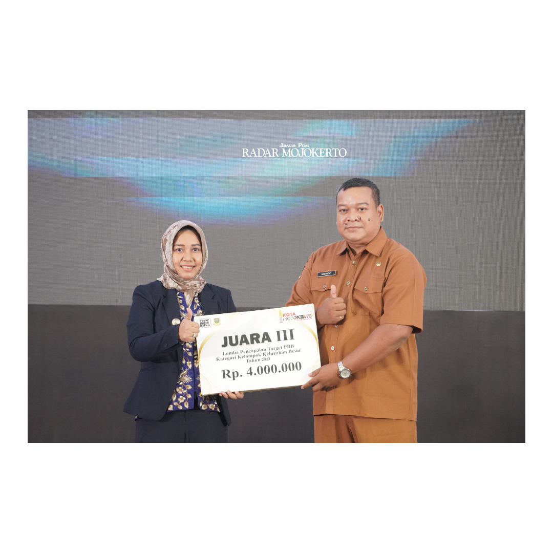 APRESIASI: Wali Kota Mojokerto Ika Puspitasari menyerahkan penghargaan juara III yang diterima Lurah Kranggan Handriono atas pencapaian target PBB-P2 kategori kelompok kelurahan besar tahun 2023.