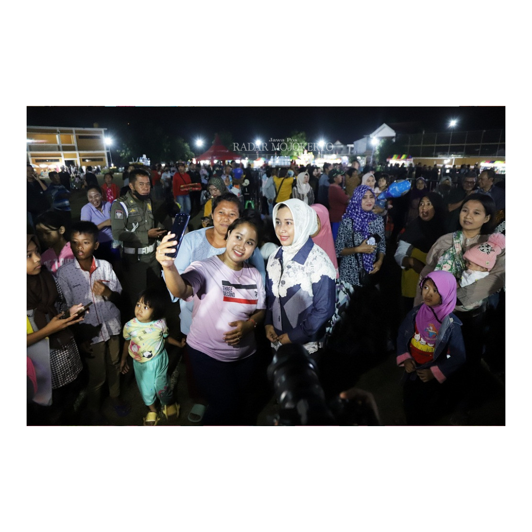 DEKAT: Wali Kota Mojokerto Ika Puspitasari berswafoto dengan warga Kelurahan Kranggan saat kegiatan Pertura 2023 di Lapangan Panggreman, Kecamatan Kranggan.